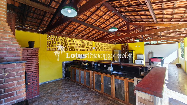 Chácara com piscina e lareira em Juquitiba LT0102