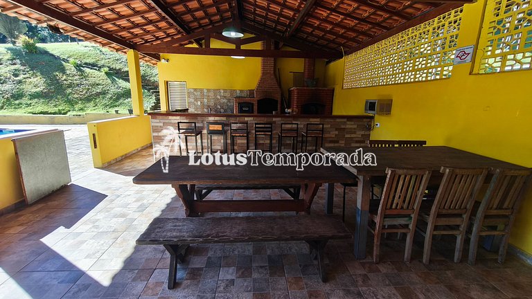 Chácara com piscina e lareira em Juquitiba LT0102