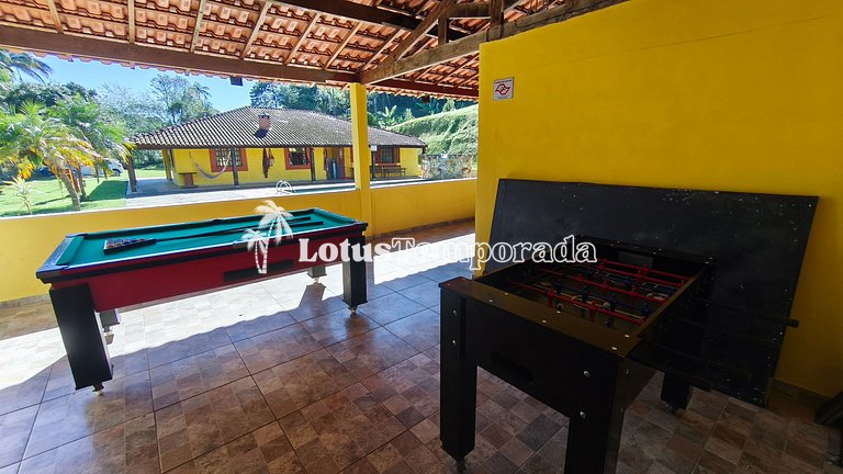 Chácara com piscina e lareira em Juquitiba LT0102