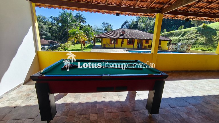 Chácara com piscina e lareira em Juquitiba LT0102