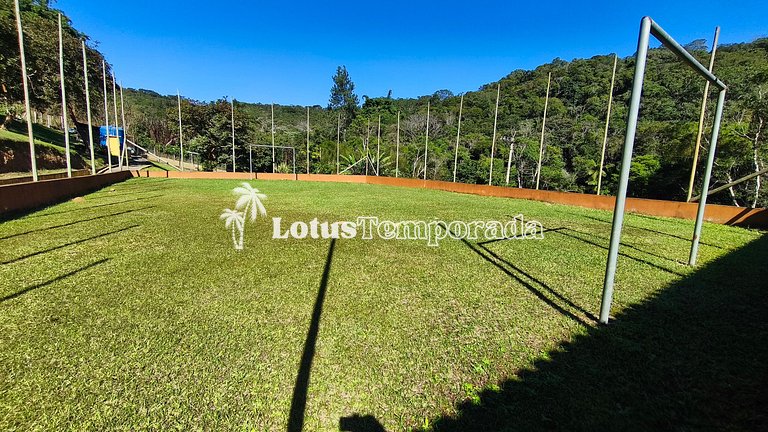 Chácara com piscina e lareira em Juquitiba LT0102