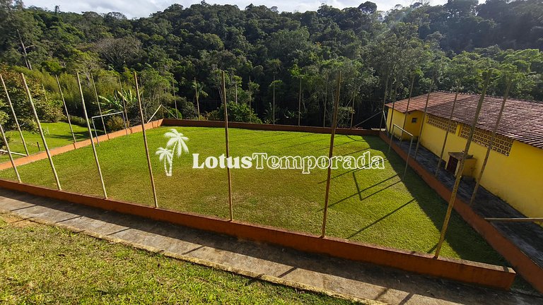Chácara com piscina e lareira em Juquitiba LT0102
