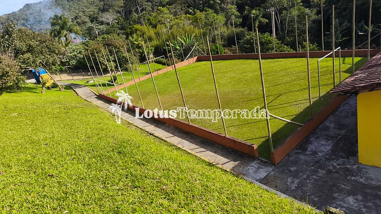 Chácara com piscina e lareira em Juquitiba LT0102