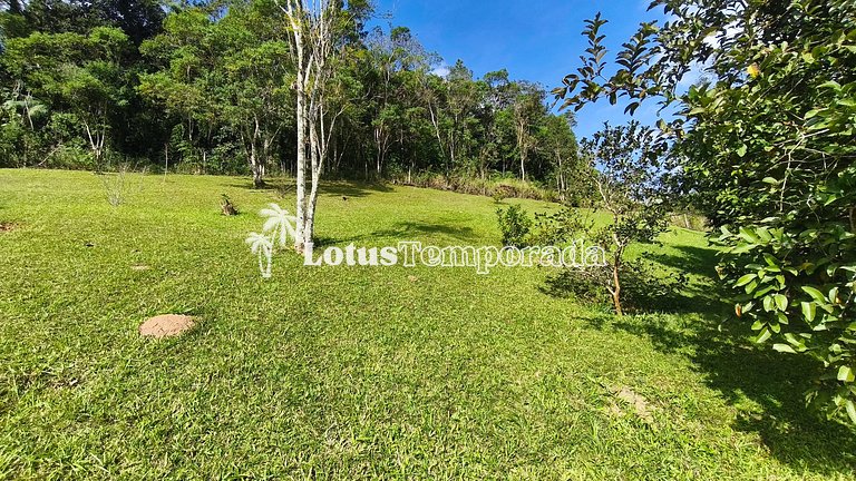 Chácara com piscina e lareira em Juquitiba LT0102