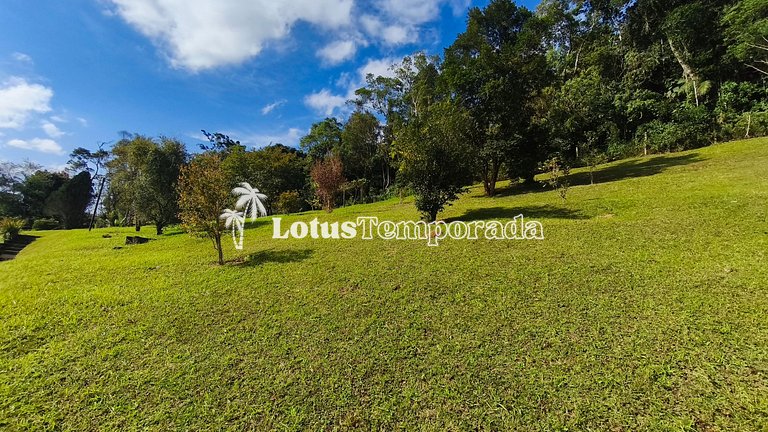 Chácara com piscina e lareira em Juquitiba LT0102