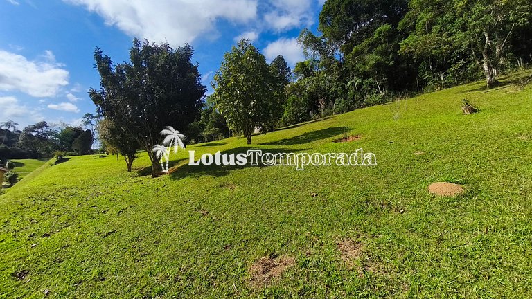 Chácara com piscina e lareira em Juquitiba LT0102