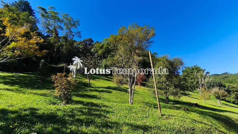 Chácara com piscina e lareira em Juquitiba LT0102