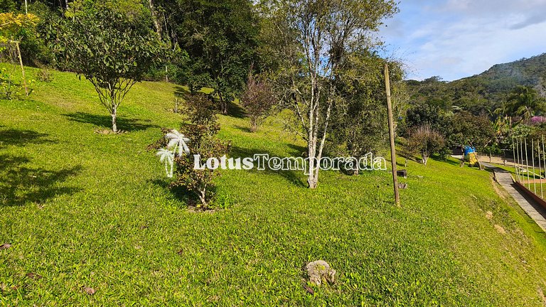 Chácara com piscina e lareira em Juquitiba LT0102