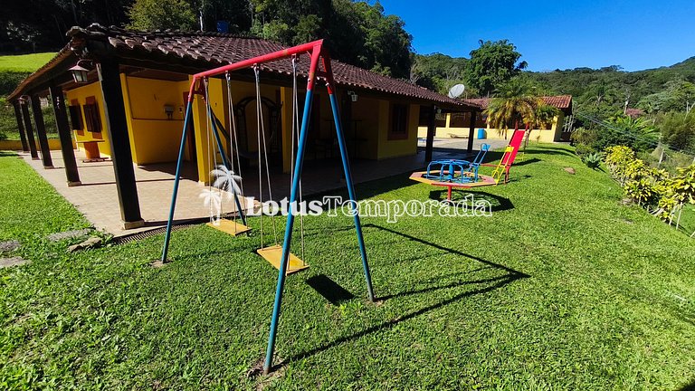 Chácara com piscina e lareira em Juquitiba LT0102