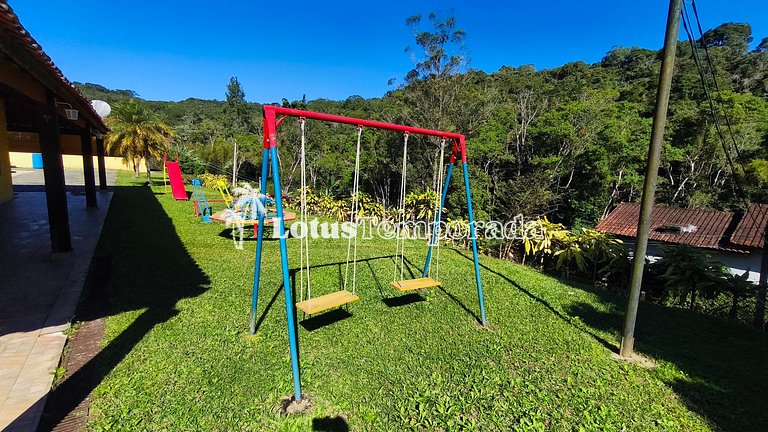 Chácara com piscina e lareira em Juquitiba LT0102