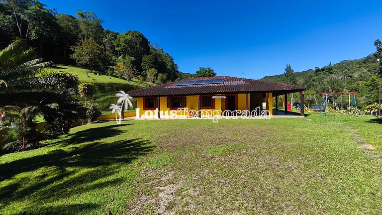 Chácara com piscina e lareira em Juquitiba LT0102