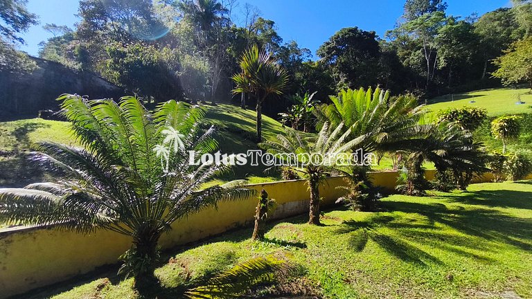 Chácara com piscina e lareira em Juquitiba LT0102
