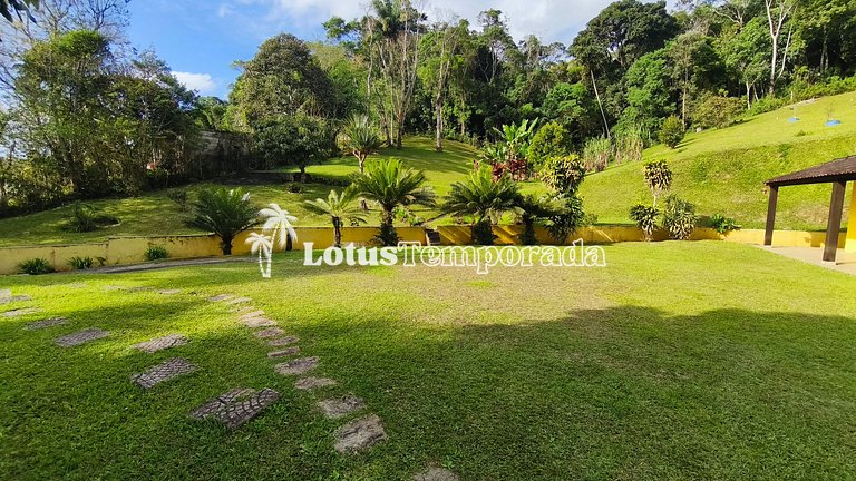 Chácara com piscina e lareira em Juquitiba LT0102