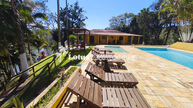 Chácara na represa com piscina e lazer LT0096