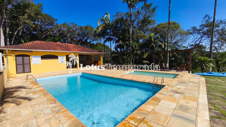 Chácara na represa com piscina e lazer LT0096