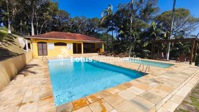 Chácara na represa com piscina e lazer LT0096