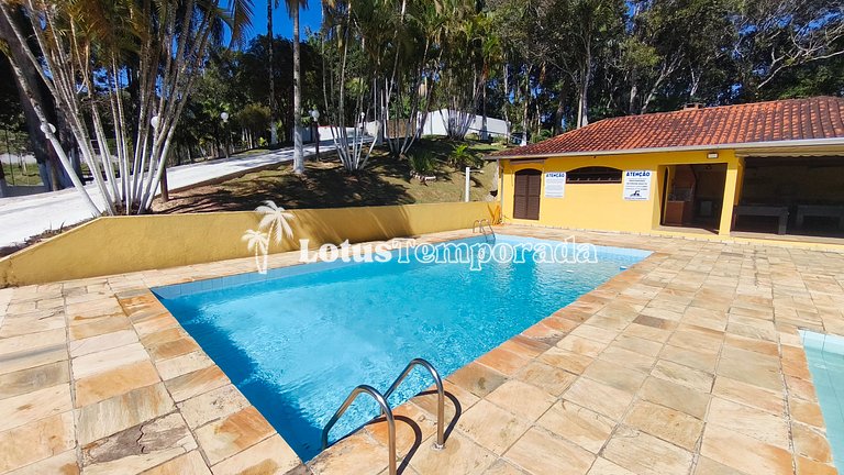 Chácara na represa com piscina e lazer LT0096