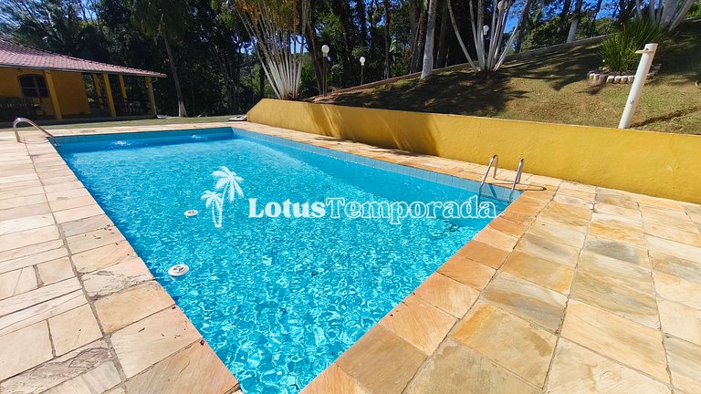 Chácara na represa com piscina e lazer LT0096