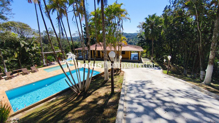 Chácara na represa com piscina e lazer LT0096