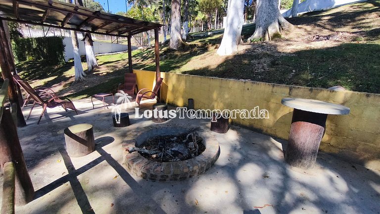 Chácara na represa com piscina e lazer LT0096
