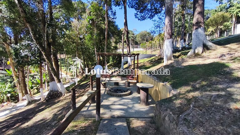 Chácara na represa com piscina e lazer LT0096
