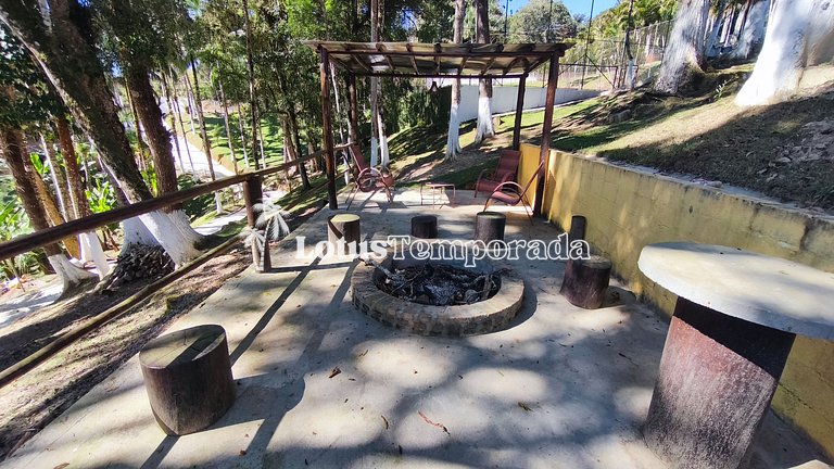 Chácara na represa com piscina e lazer LT0096