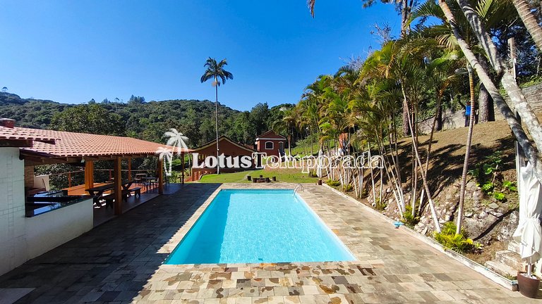 Chácara com lagos, piscina e 6 quartos LT0097