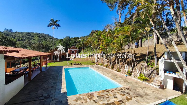 Chácara com lagos, piscina e 6 quartos LT0097