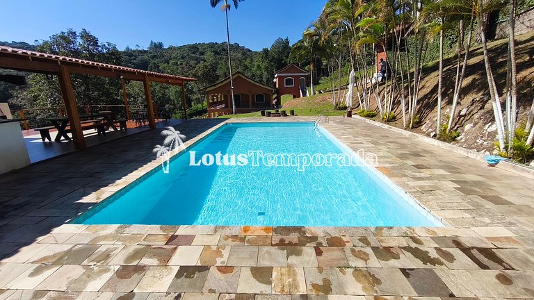 Chácara com lagos, piscina e 6 quartos LT0097
