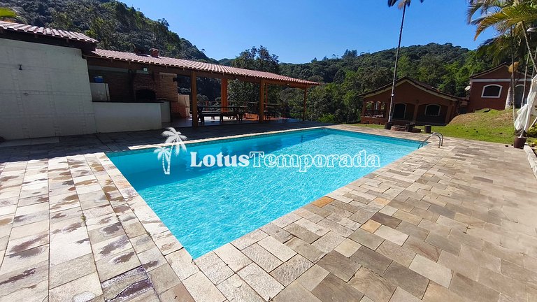 Chácara com lagos, piscina e 6 quartos LT0097