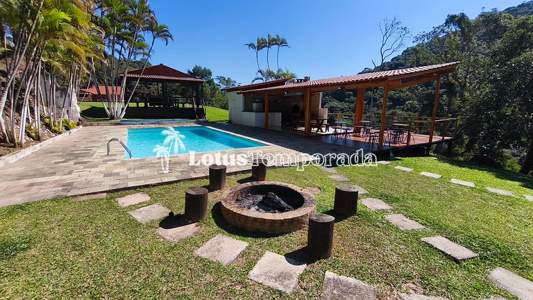 Chácara com lagos, piscina e 6 quartos LT0097