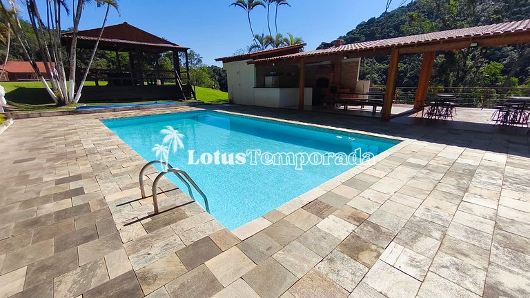 Chácara com lagos, piscina e 6 quartos LT0097