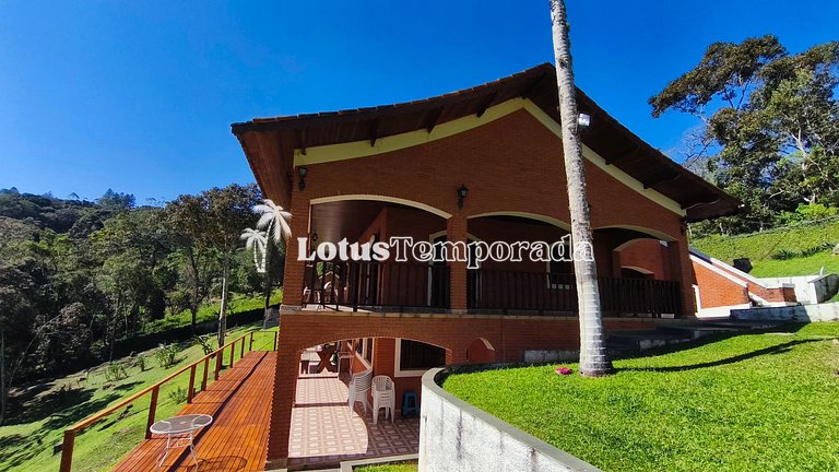 Chácara com lagos, piscina e 6 quartos LT0097