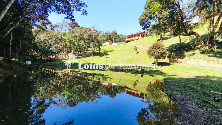 Chácara com lagos, piscina e 6 quartos LT0097