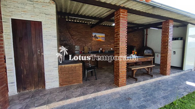 Chácara com 4 dormitórios e lazer completo LT0081
