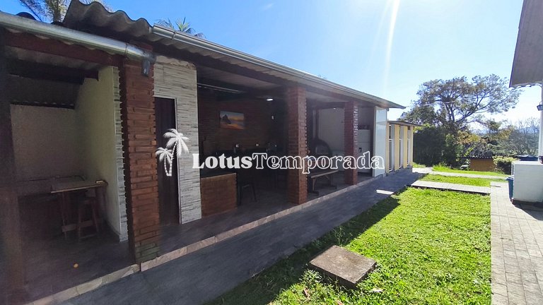 Chácara com 4 dormitórios e lazer completo LT0081