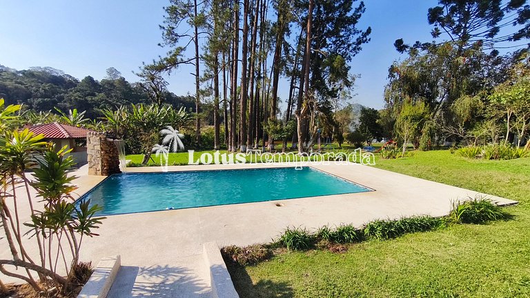Chácara em Ibiuna com 4 dormit, piscina e lagos LT0104