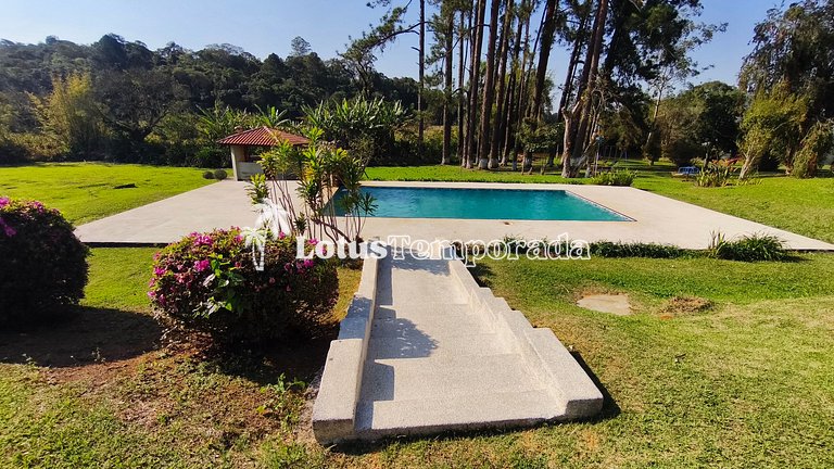Chácara em Ibiuna com 4 dormit, piscina e lagos LT0104