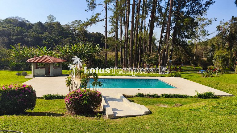 Chácara em Ibiuna com 4 dormit, piscina e lagos LT0104