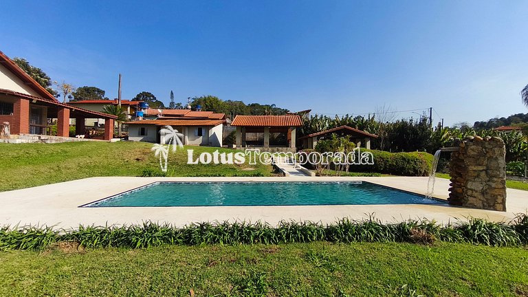 Chácara em Ibiuna com 4 dormit, piscina e lagos LT0104