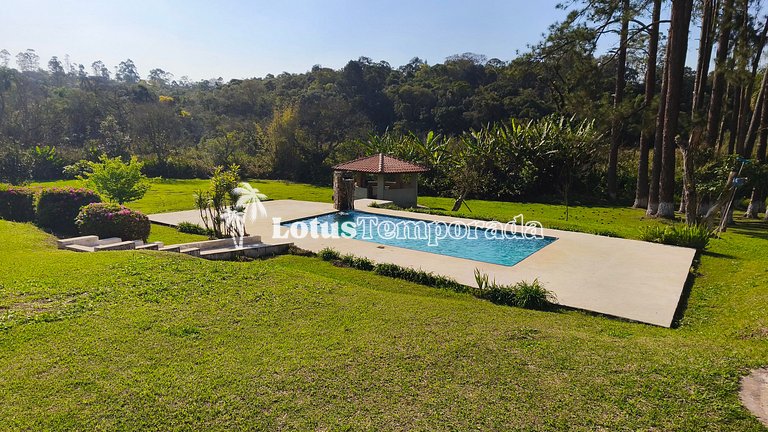 Chácara em Ibiuna com 4 dormit, piscina e lagos LT0104