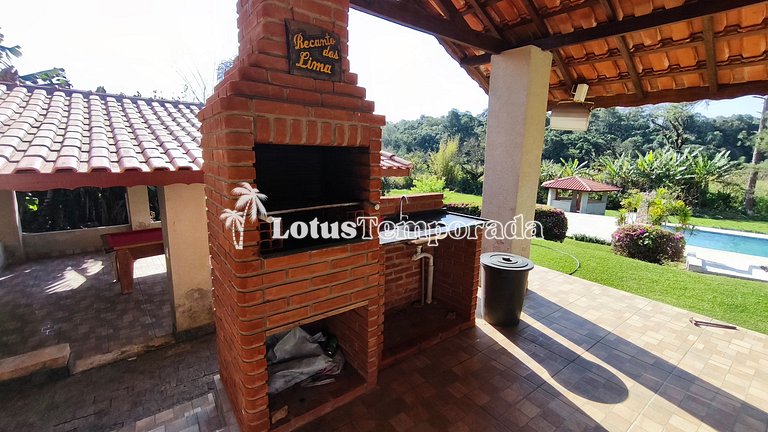 Chácara em Ibiuna com 4 dormit, piscina e lagos LT0104