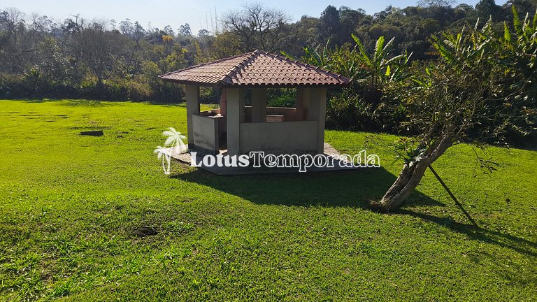 Chácara em Ibiuna com 4 dormit, piscina e lagos LT0104
