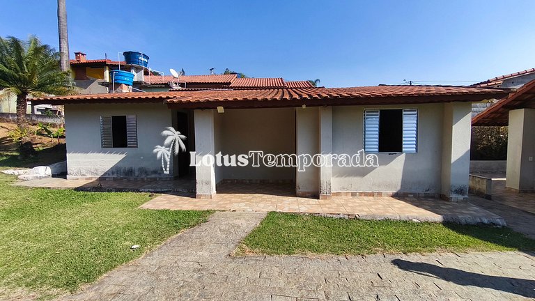 Chácara em Ibiuna com 4 dormit, piscina e lagos LT0104