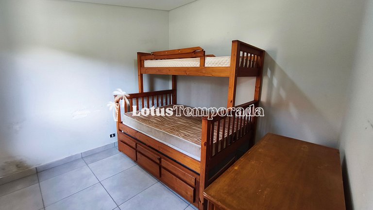 Chácara em Ibiuna com 4 dormit, piscina e lagos LT0104