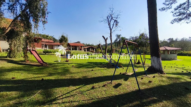 Chácara em Ibiuna com 4 dormit, piscina e lagos LT0104