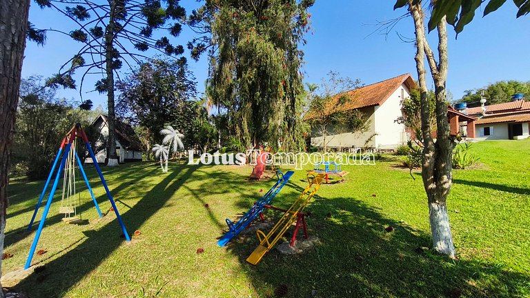 Chácara em Ibiuna com 4 dormit, piscina e lagos LT0104