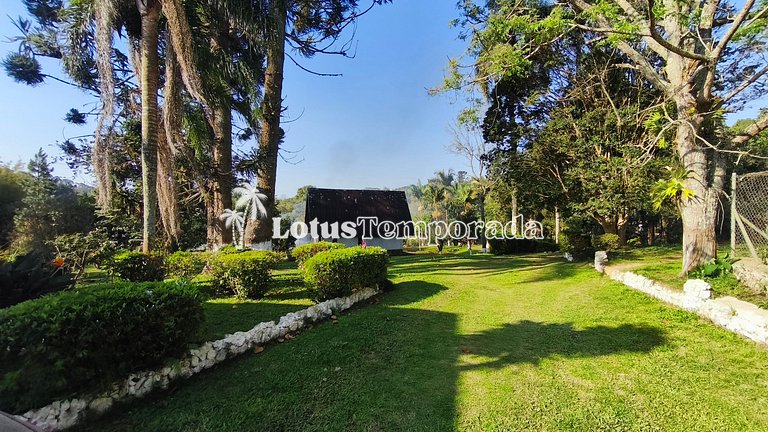 Chácara em Ibiuna com 4 dormit, piscina e lagos LT0104