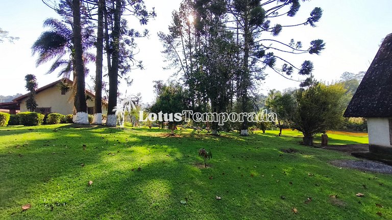 Chácara em Ibiuna com 4 dormit, piscina e lagos LT0104