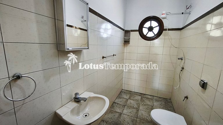 Chácara na represa com prainha, piscina e lazer LT0107